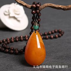 レトロな民族風の古いミツロウのペンダント