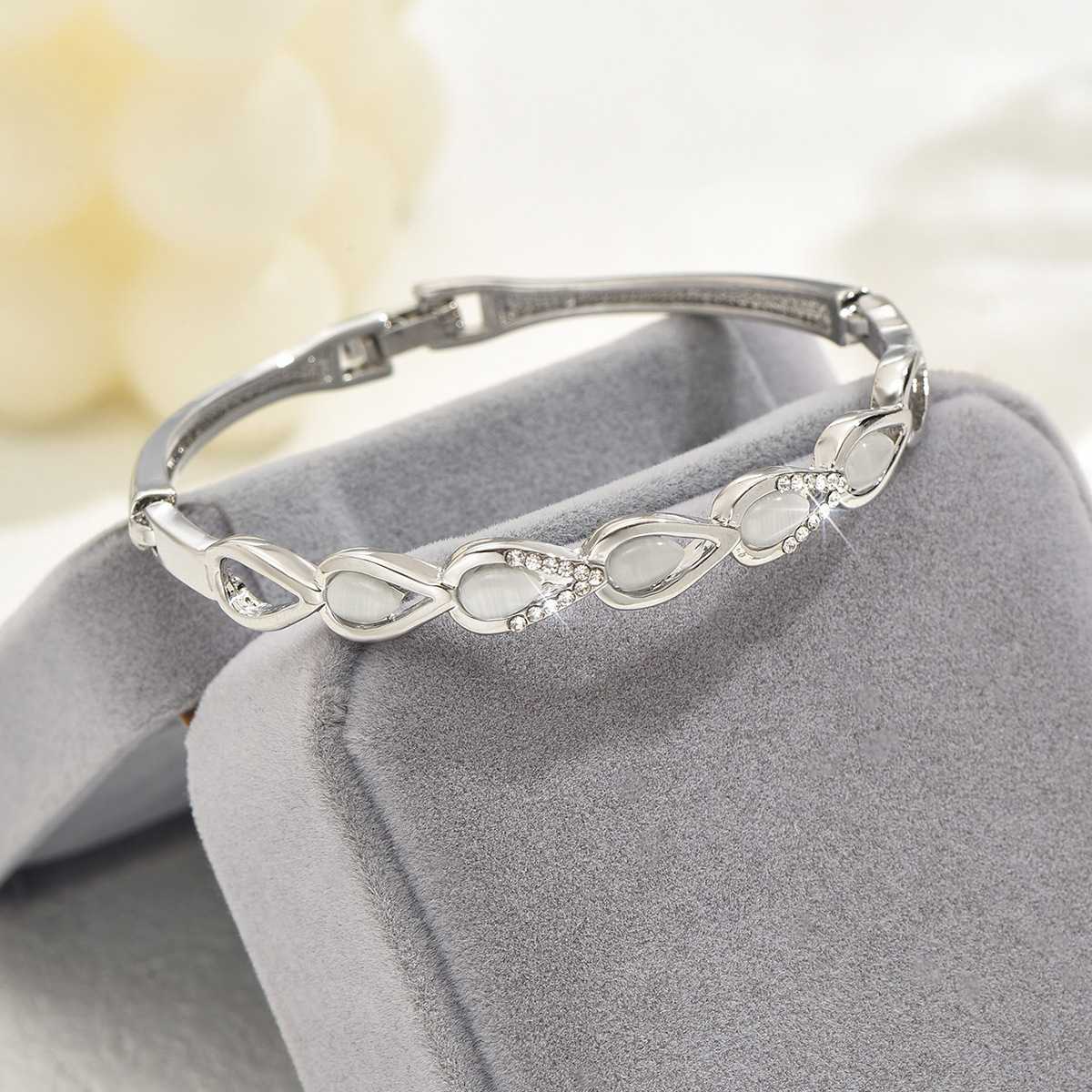 Fabricante directo para nuevas pulseras de mujer creativas pulseras de aleación de protección ambiental en forma de melocotón al por mayor.