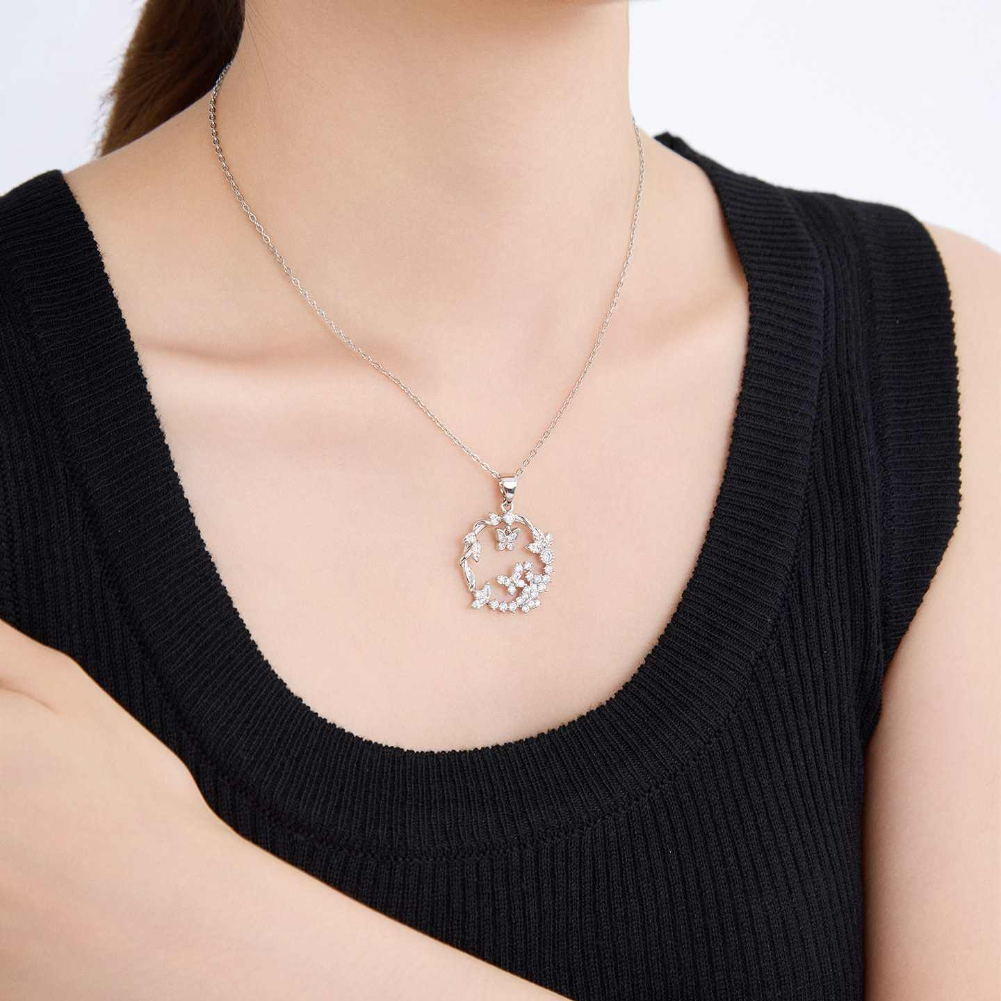 Xuping círculo geométrico collar de corona de mariposa nicho femenino diseño ligero de lujo en el viento dulce temperamento collar mayorista
