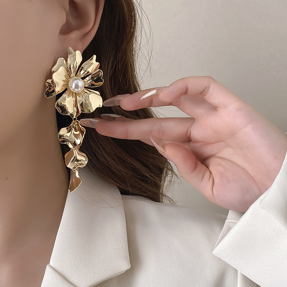 Wholesale Jewelry 1 Pair Exaggerated Flower Metal Artificial Pearls Drop Earrings display picture 3