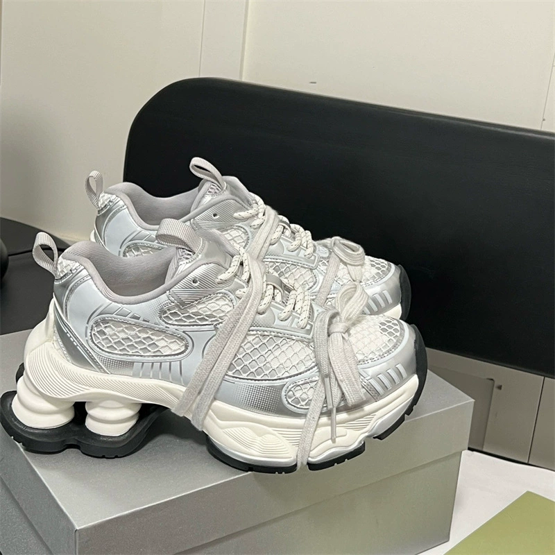 Обувь для женщин в стиле Лин Юнь: серебристые dad shoes 2025 лето, дышащая толстая подошва, увеличенная шнуровка, повседневная спортивная обувь