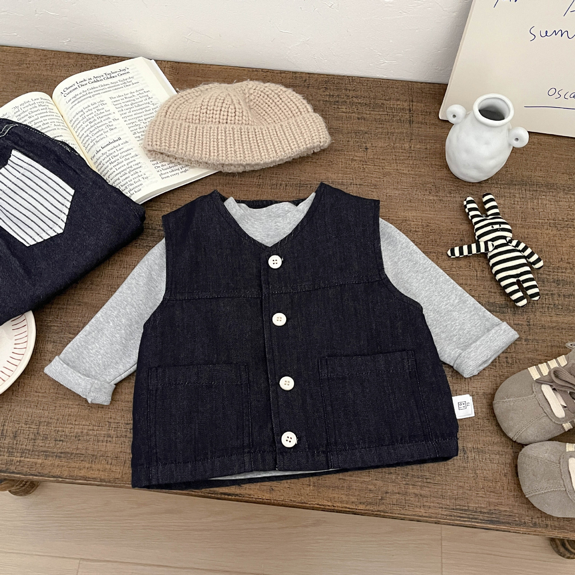 Jeans de primavera coreanos para niños 2026 nuevo chaleco de moda fresco para bebés y niños pequeños doblarse con chaqueta sin mangas