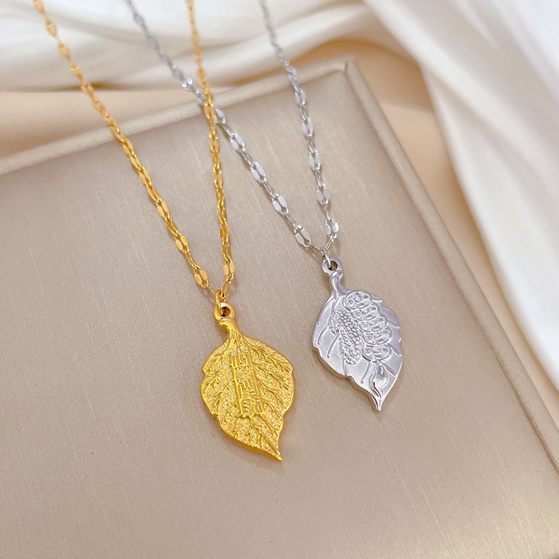 Wholesale Elegant Leaf Titanium Steel Pendant Necklace display picture 4