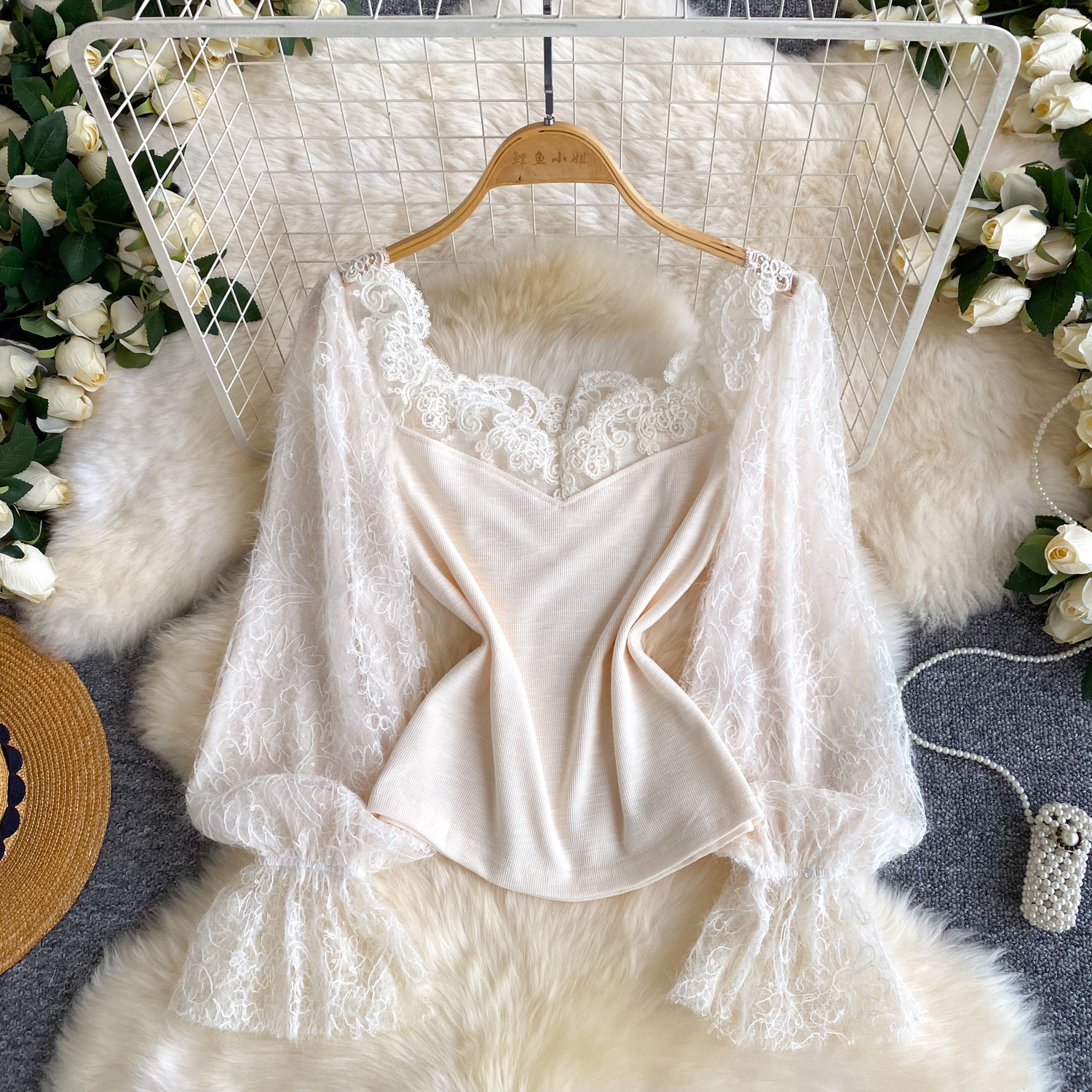 Elegante, langärmlige Strickjacke im französischen Stil mit Spitzenbesatz und eckigem Ausschnitt – ein verführerisches Oberteil für den frühen Frühling und perfekt für Pendler._voghion.com