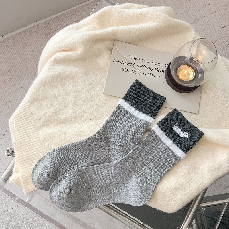 Calcetines de invierno con diseño de perro salchicha, combinación de colores, cálidos y con borde de felpa.