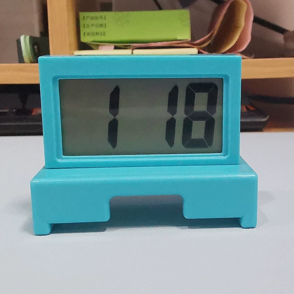 Большие электронные часы для дома с цифровым дисплеем, наклеиваемые, улучшенная версия автомобильных часов с крупными символами и мировым временем.