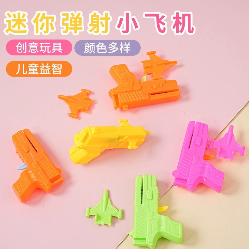 Чистый красный трансграничный маленький самолет катапульты игрушечный пистолет стреляет из пистолета