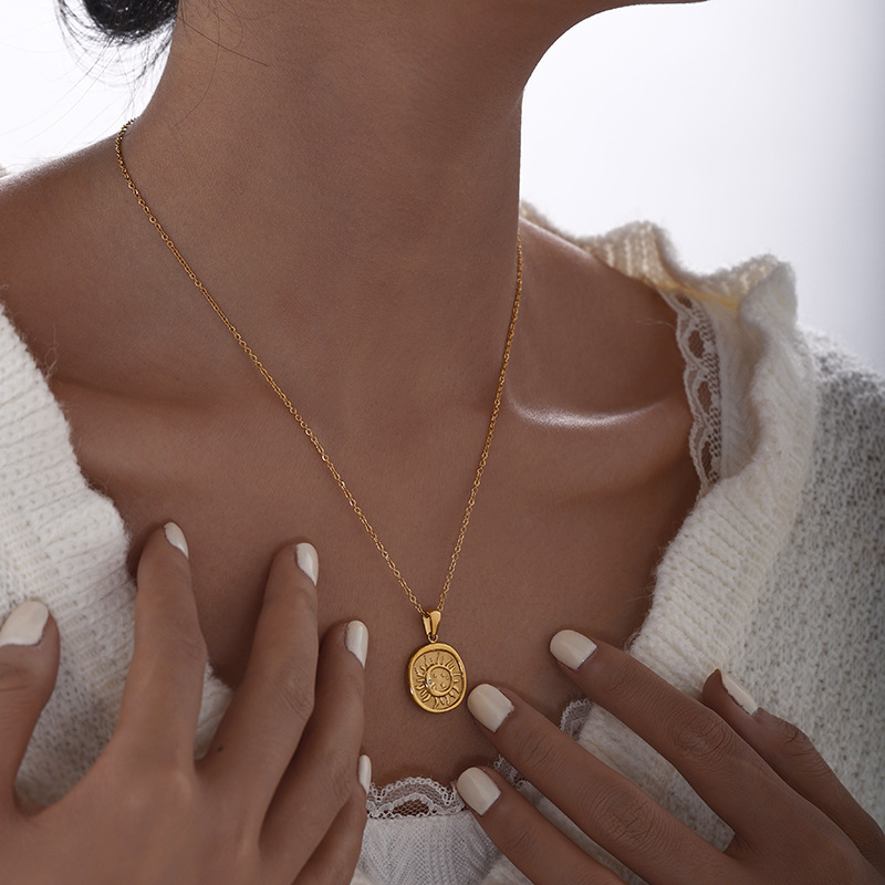 TENA retro relieve sol estrella luna colgante collar de titanio de acero de oro 18k joyas temperamento al por mayor