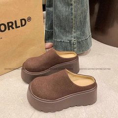 小柄な高包頭スリッパの女性は2025春の新型ネットレッドinsを着ています。