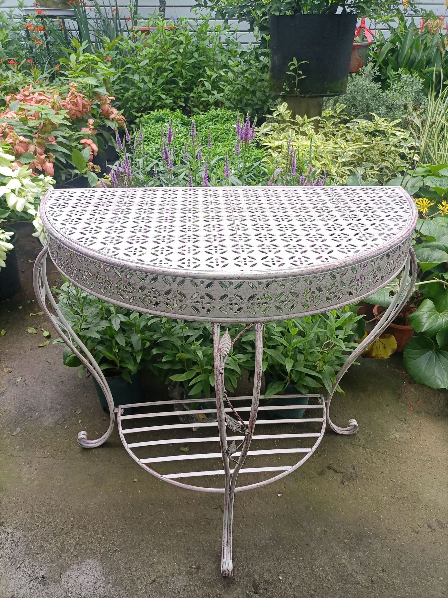 흰색과 오래된.