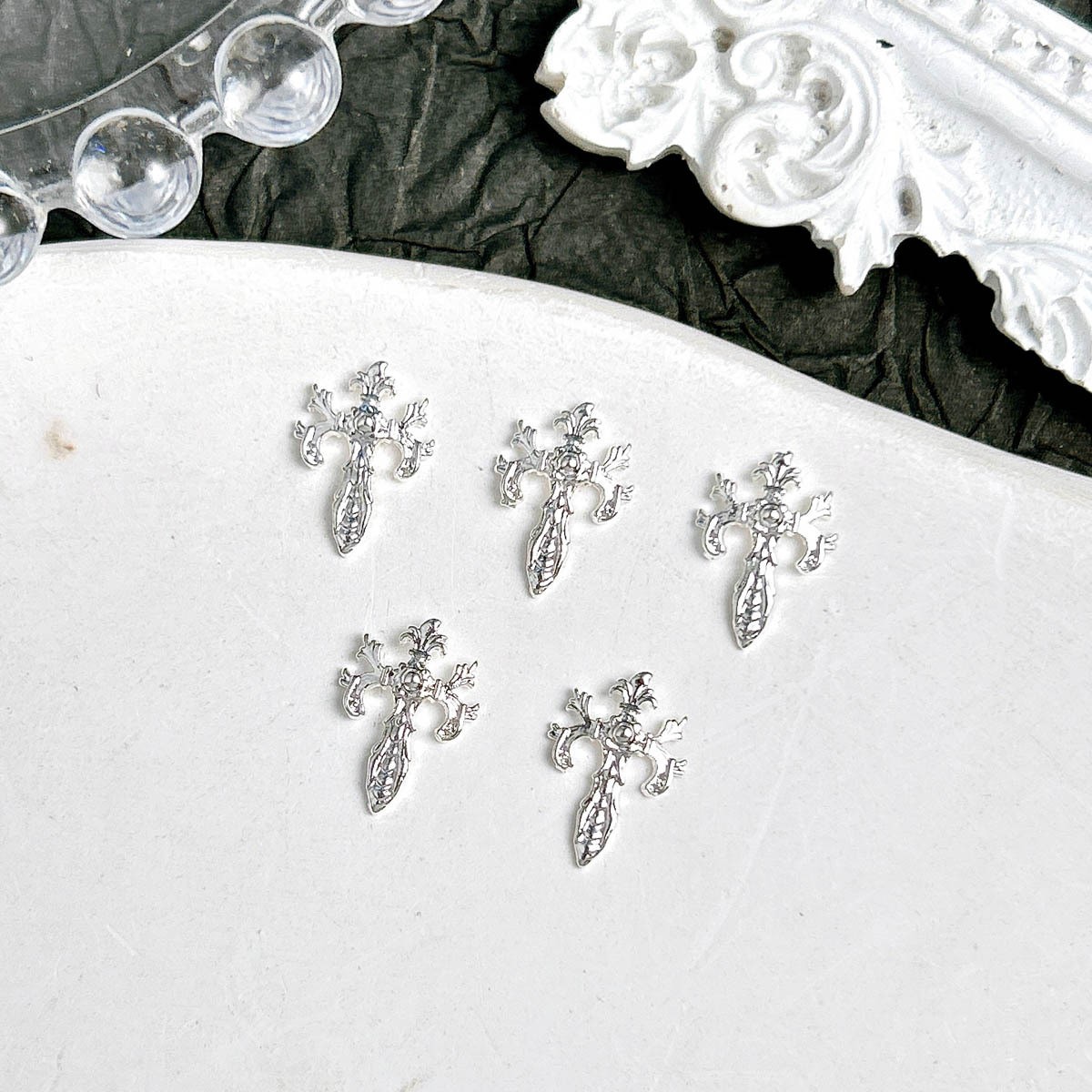 Ventas transfronterizas de joyas de manicuría cruces oro y plata super brillante diamante completo retro punk cruces joyas accesorios diy