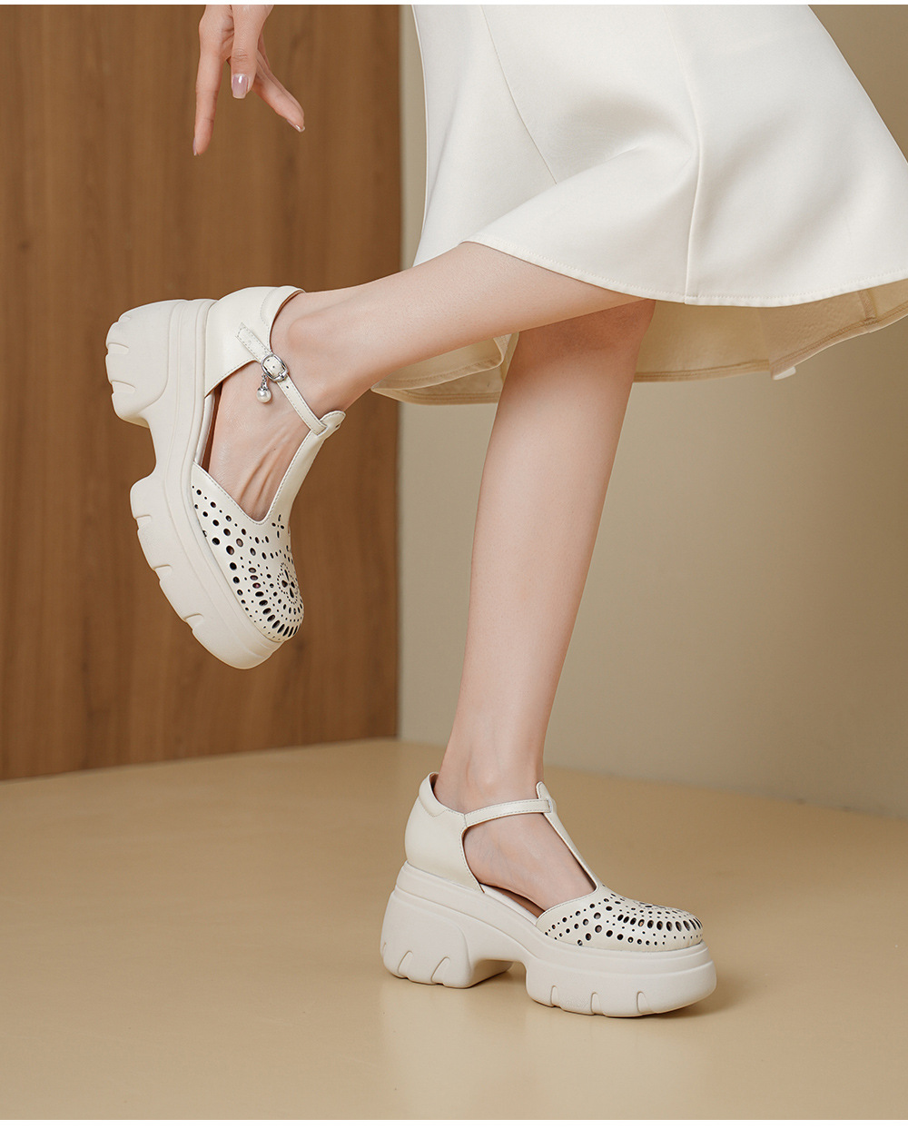 Giày cao gót nữ đế xuồng platform 8 cm, mũi tròn bít, quai chữ T kiểu Mary Jane, họa tiết khoét lỗ thoáng khí — màu đen, màu mơ chi tiết 3