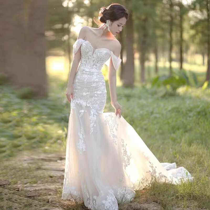 One-Shoulder Fishtail Wedding Dress for Brides 2026 New French Lace Niche Style for Outdoor Photoshoots, Elegant Socialite Evening Gown