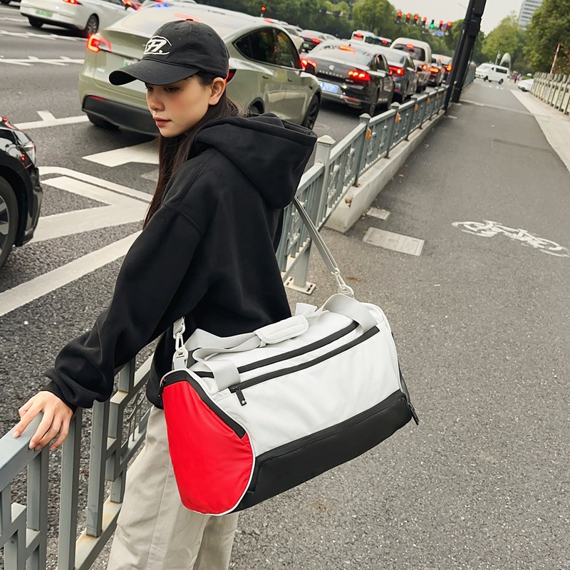 Bolso de fitness deportivo de pareja de gran capacidad de moda transfronteriza bolso de viaje de ocio de color de contraste fresco bolso de mensajero de hombro al por mayor