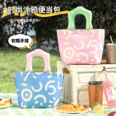 新商品の手提げ弁当カバンのサラリーマンはご飯を持っています。