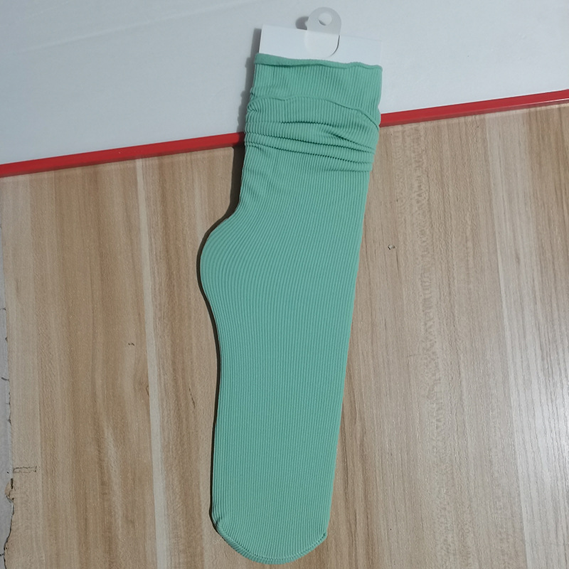 Primavera y verano calcetines de algodón peinados delgados calcetines de confinamiento sin hueso anti-pilling calcetines de moda casual transpirable de color sólido calcetines de pila al por mayor