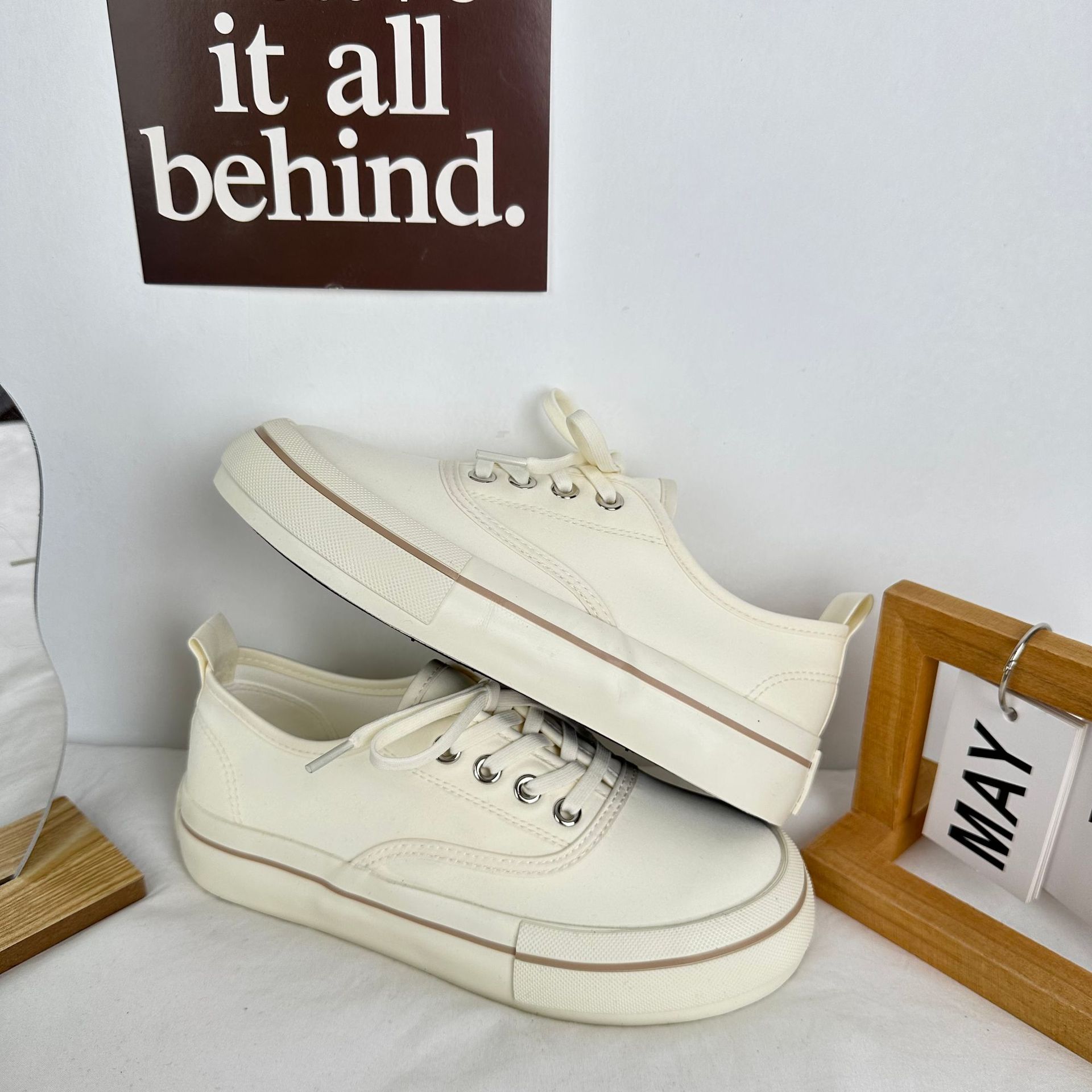 Yuanbo 2024 primavera y verano zapatos de lona transpirables para mujeres estilo de Hong Kong Harajuku color sólido zapatos blancos japoneses coreanos zapatos de mujer