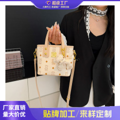 今年のクロスボーダー人気の多用途の女性用小型バッグ 2025 新しいファッションクロスボディバッグ女性のポータブル小型スクエアバッグ