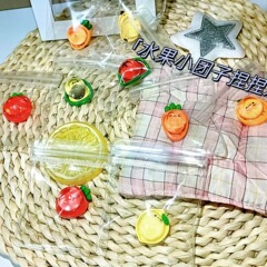 透明な果物の団子の小さい鼻がつまみ食いします。