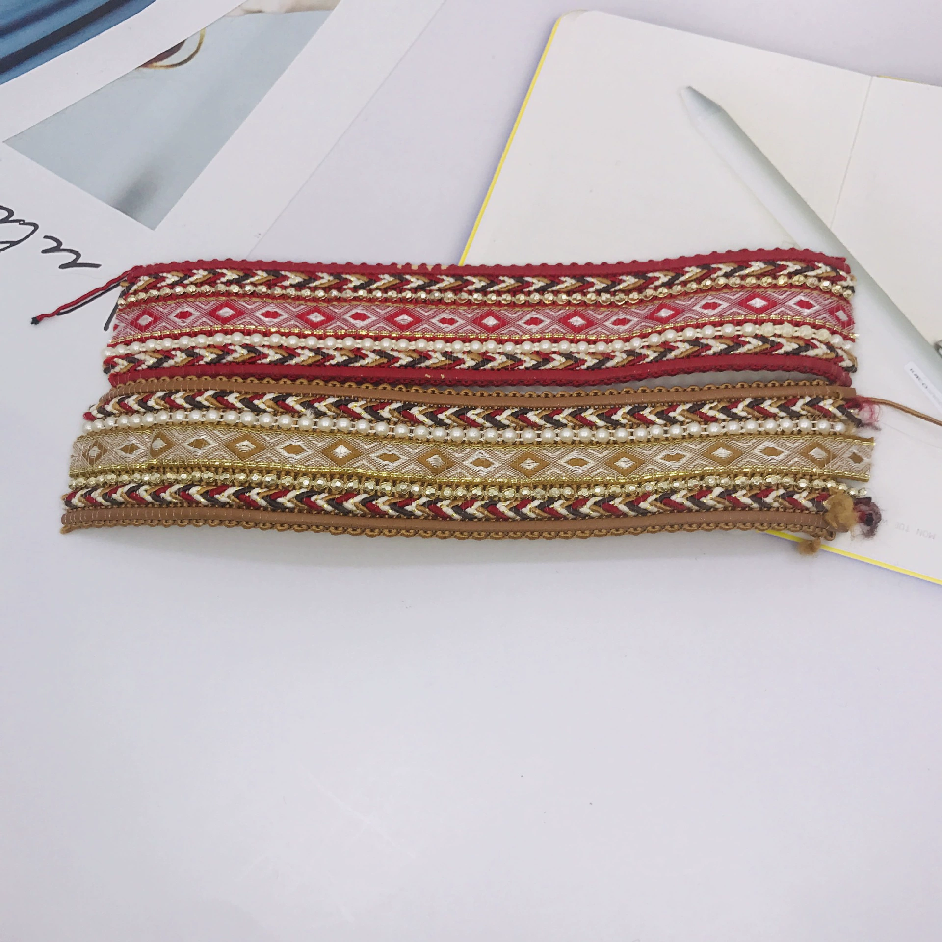 Производитель поставляет модную национальную обувь в стиле обувной материал Многоцветный дополнительный тапочки и вспомогательные материалы для обуви оптом