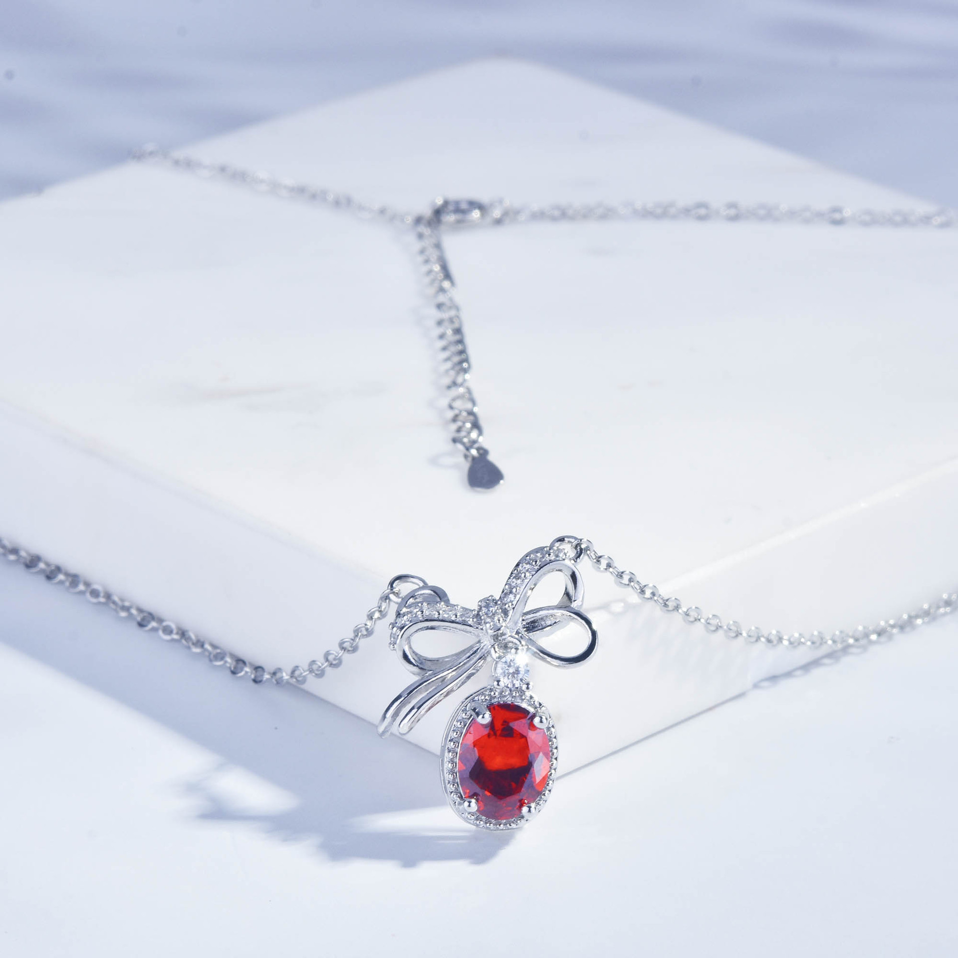 Design Garnet Red Zircon Bow Necklace Korean Style Ins Niche Temperament Clavicle Chain display picture 4