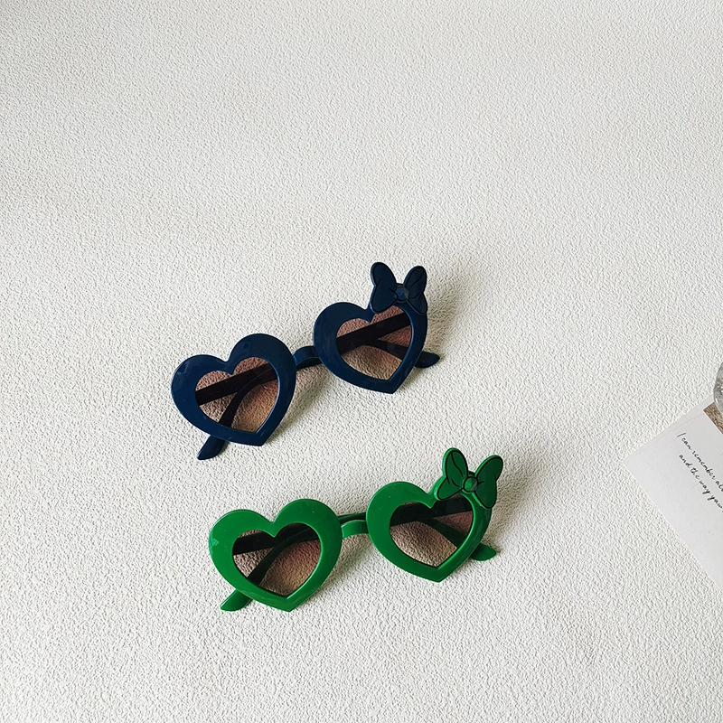 Fashionable children's sunglasses with bow, UV protection