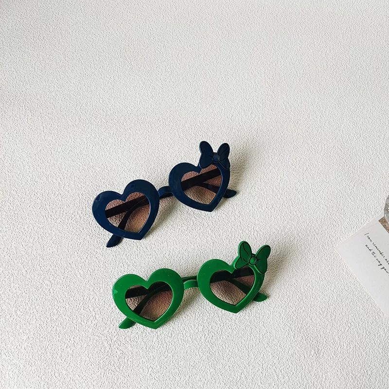 Fashionable children's sunglasses with bow, UV protection