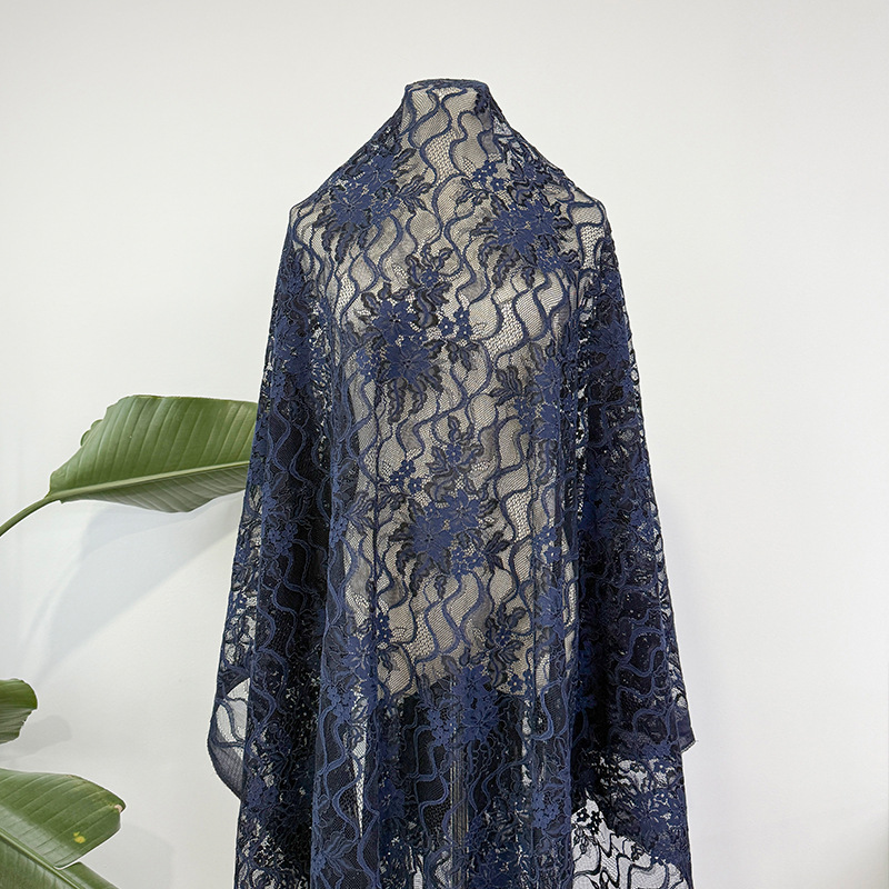 Vestido ajustado de encaje estilo francés con patrones de patchwork, modelo nuevo verano 2026, elegante y seductor.