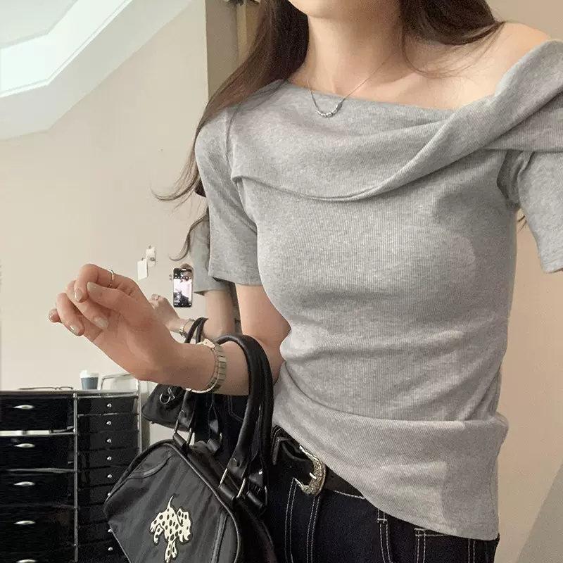 韩系辣妹扭褶设计感斜肩短袖T恤女2025夏季新款修身纯欲露肩上衣