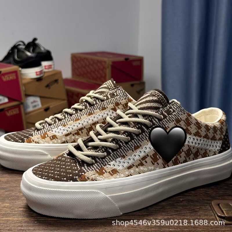 New Model of Wanjia Old Skool Ek Versatile and Comfortable Low-Top Sneakers, Non-Slip and Wear-Resistant, Casual Sports Shoes for Men and Women New Model of Wanjia Old Skool Ek Versatile and Comfortable Low-Top Sneakers, Non-Slip and Wear-Resistant, Casual Sports Shoes for Men and Women