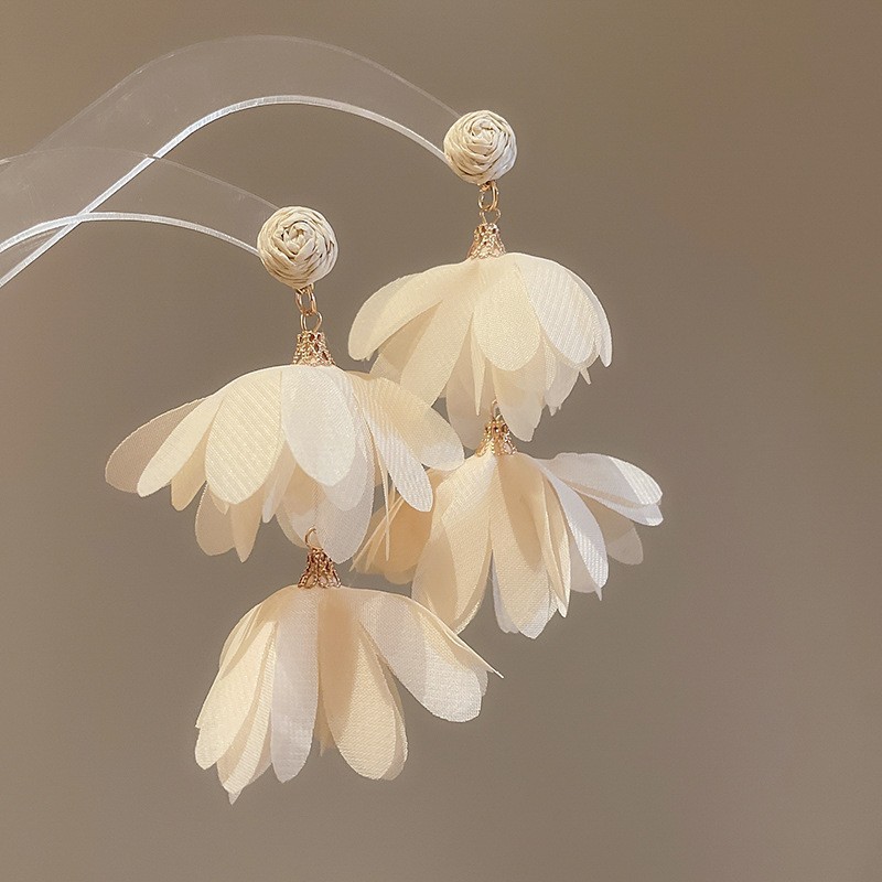 Pendientes de borla de flores de tela de aguja de plata Pendientes de estilo de vacaciones junto al mar