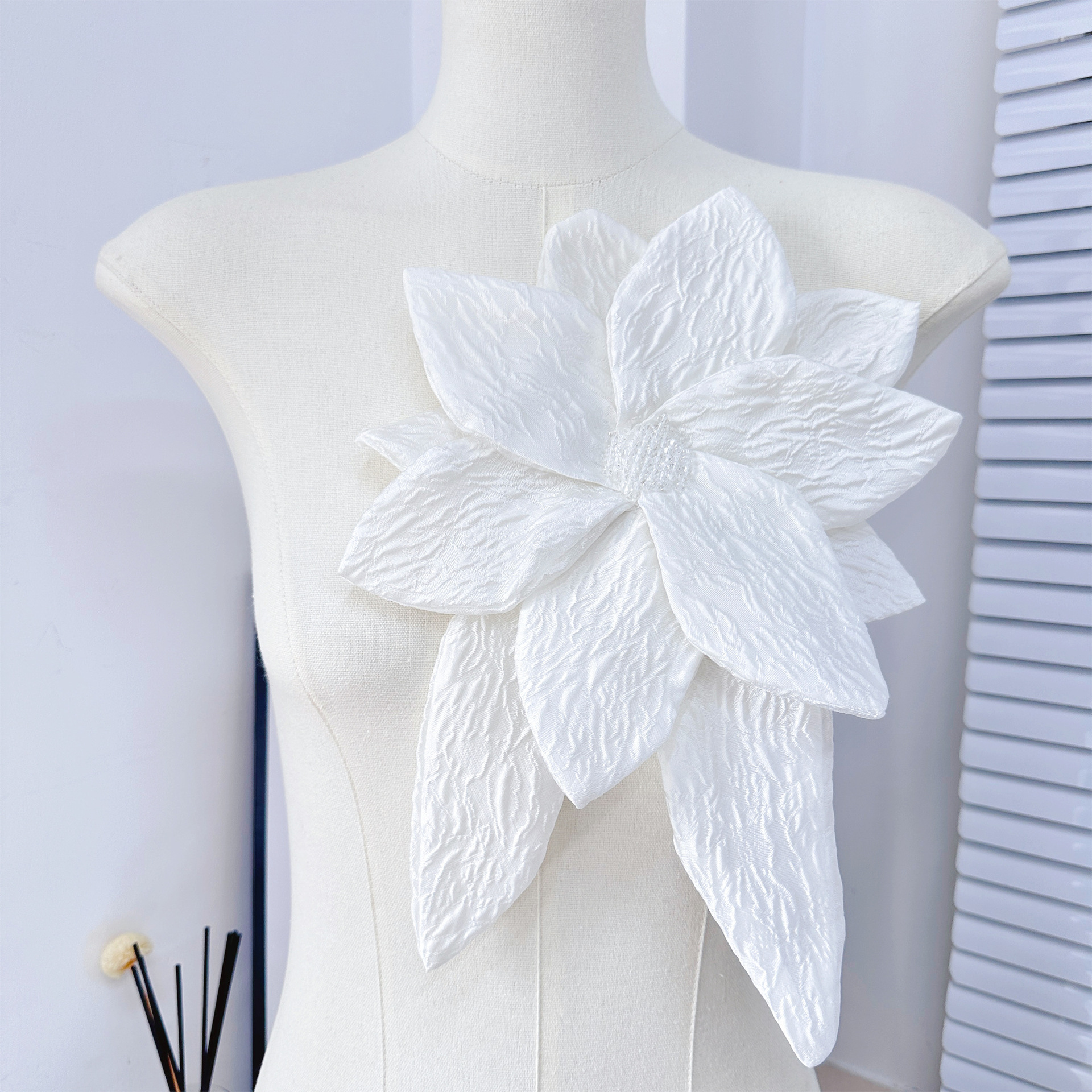 Venta al por mayor directa de vestidos plisados pequeños de nuevo estilo para mujer, con apliques florales grandes y accesorios de decoración para vestidos con cuentas DIY. image 8