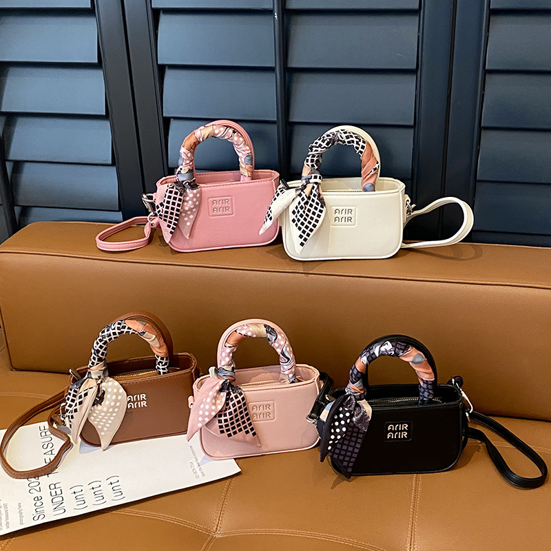 2025 bolsas de hombro populares coreanas para niñas, bufandas de seda extranjeras, bolsas de mano para bebés, mini bolsas de accesorios para niños lindos