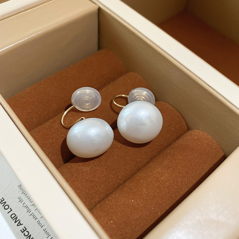 Pendientes de perlas de tendencia de moda de aguja de plata Pendientes pequeños y exquisitos de todo fósforo Pendientes de alta gama de lujo ligero al por mayor mujeres