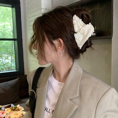 法式优雅缎面珍珠三角抓夹小香风气质复古后脑勺盘发鲨鱼夹头饰女