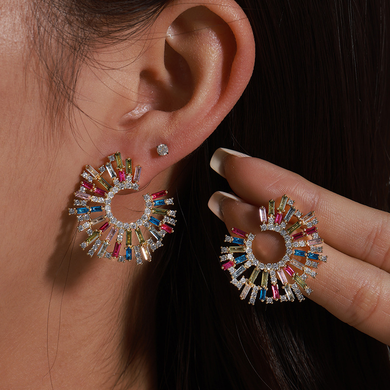 Xuping Europa y los Estados Unidos de moda transfronteriza geometría exagerada gran oreja en forma de C aleación de color dorado aretes de gemas artificiales