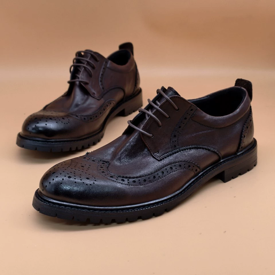 Мужские деловые туфли-броги из состаренной английской кожи с резным декором для свадьбы и офиса