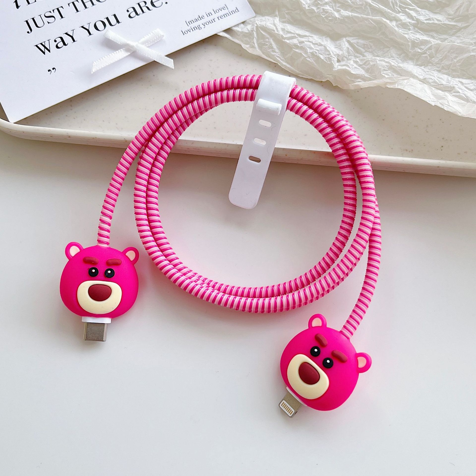 Amazon cartoon cable de datos cubierta adecuada para Apple Android cable de datos de carga rápida cuatro piezas en stock al por mayor