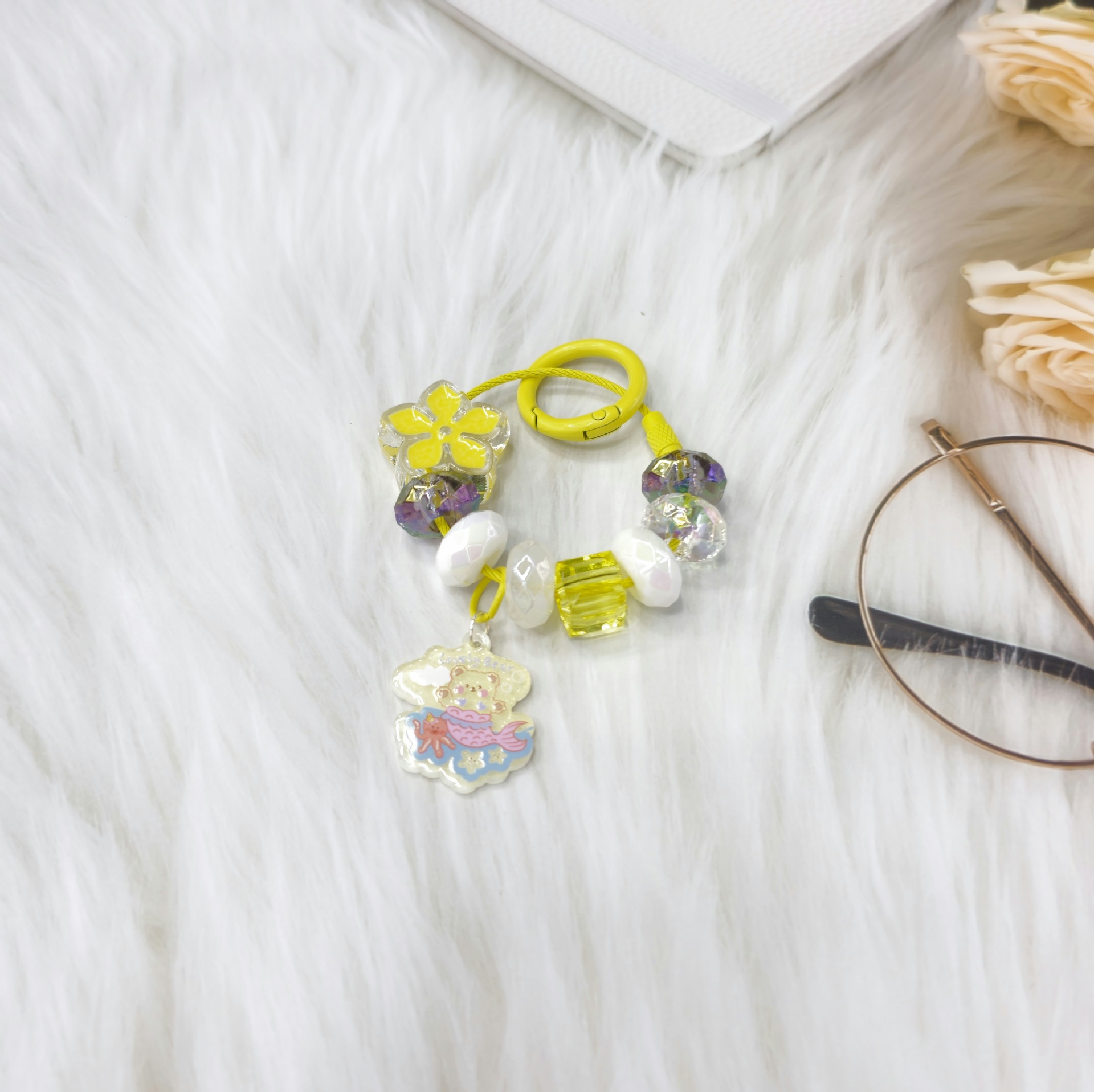2023 nueva flor fresca Linda perla cuentas de dibujos animados acrílico llavero colgante bolsa adornos