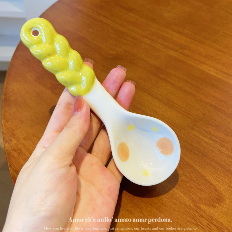 漫画の長い柄の陶磁器のスープのスプーンのかわいい家庭用の創意の高い顔の値のピンクのネットの赤い釉薬の下の色の小さいスプーン|undefined