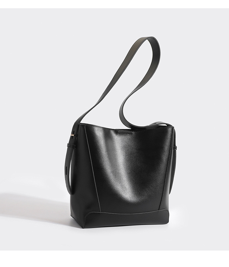 Women's Gender Women's Medium Pu Leather Solid Color Streetwear Zipper Shoulder Bag