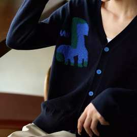 港米服饰/2025羊毛空气层休闲减龄毛巾绣V领针织毛衣女秋新010