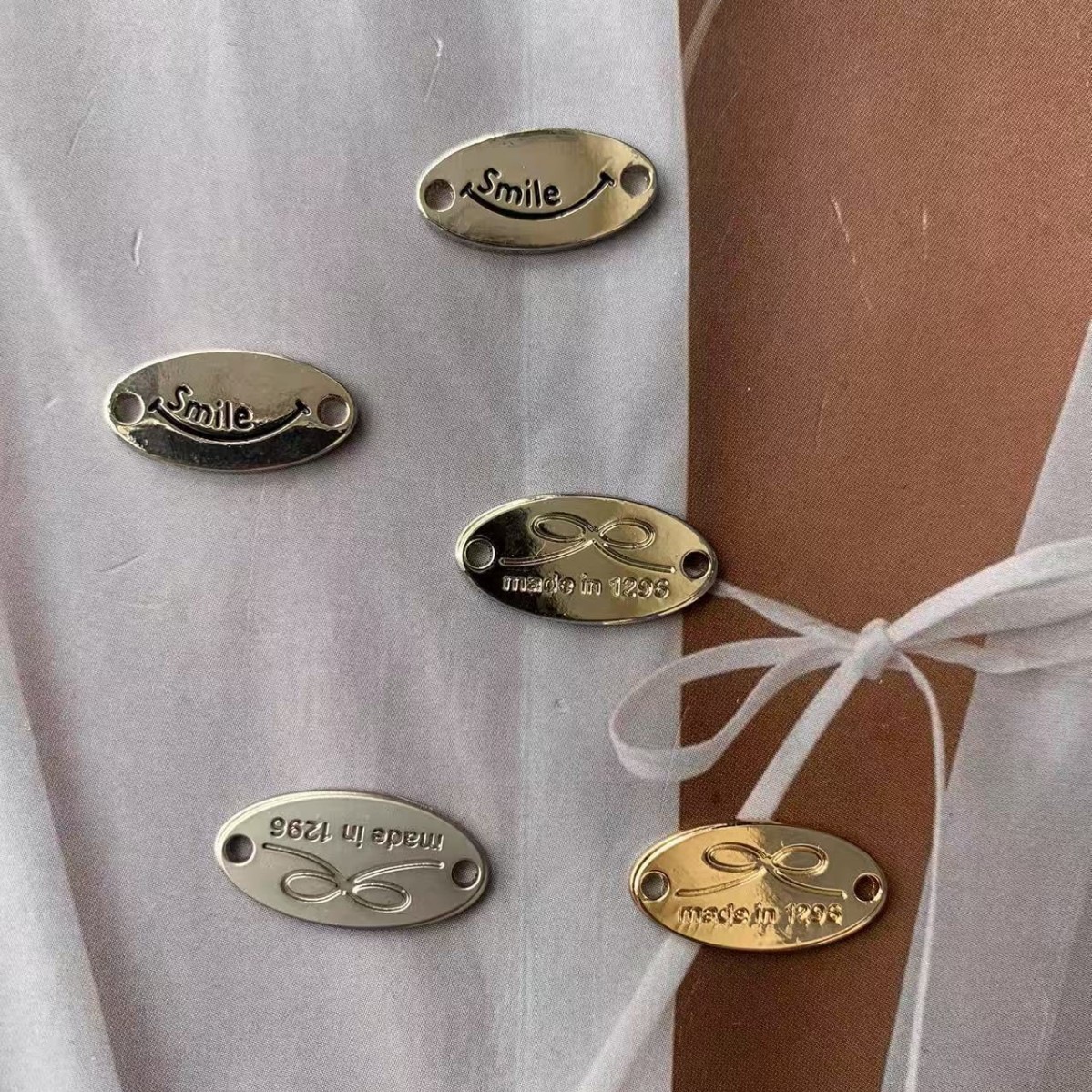 Nuevo estilo de moda alfabetizado DiDi accesorios de joyería metálica arco zapatos sombreros calcetines accesorios de ropa colgante