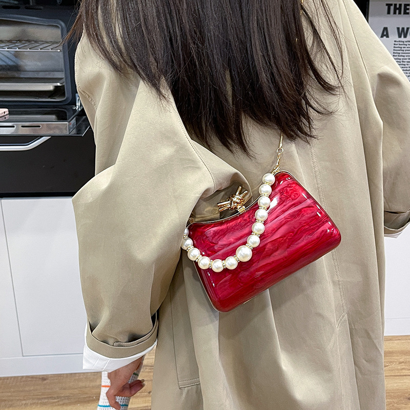 Bolsa transversal brilhante estilo Chanel com pérolas, modelo 2025, estilo europeu/americano, para mulheres. Elegante e versátil, com corrente._voghion.com