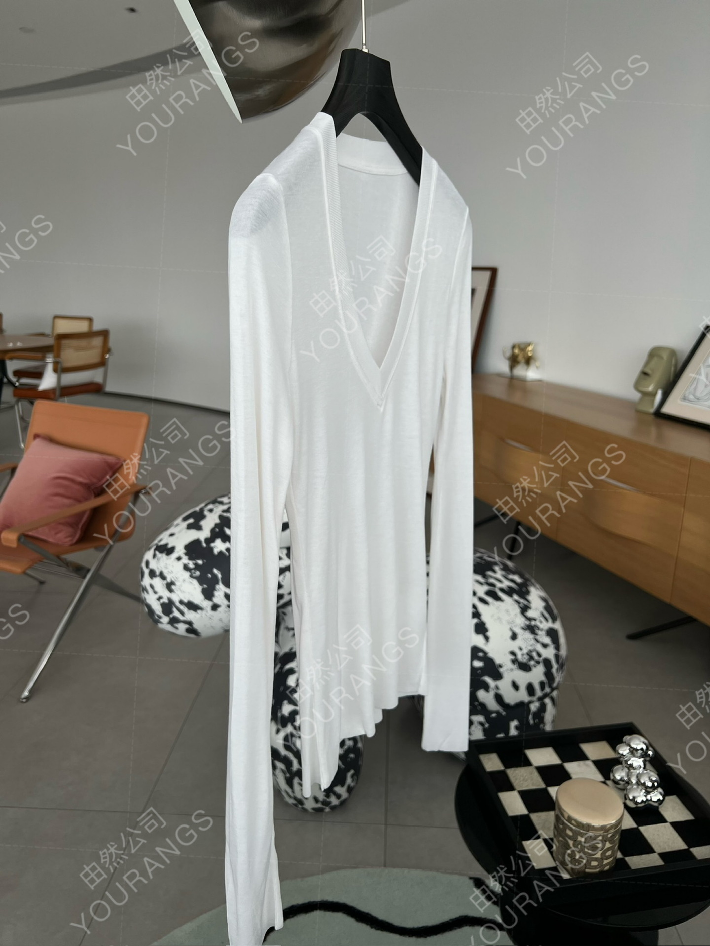 26早春 IRのベーシックスタイル リヨセルシルクVネックの優しくエレガントな長袖Tシャツニットベースレイヤー