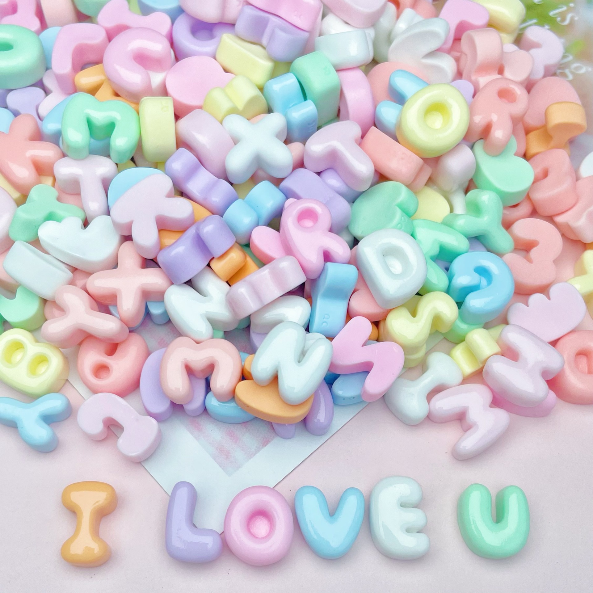 Tamaño pequeño 26 letras mixtas accesorios de resina mini ABCD letras inglesas DIY crema pegamento caja del teléfono horquilla