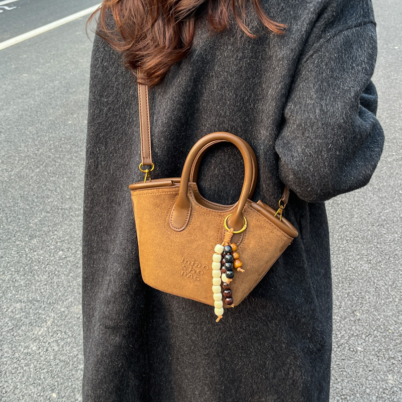 Invierno coreano de seda retro bolso de gran capacidad bolso de mujer 2025 nuevo hombro mochila bolso de cubo de moda