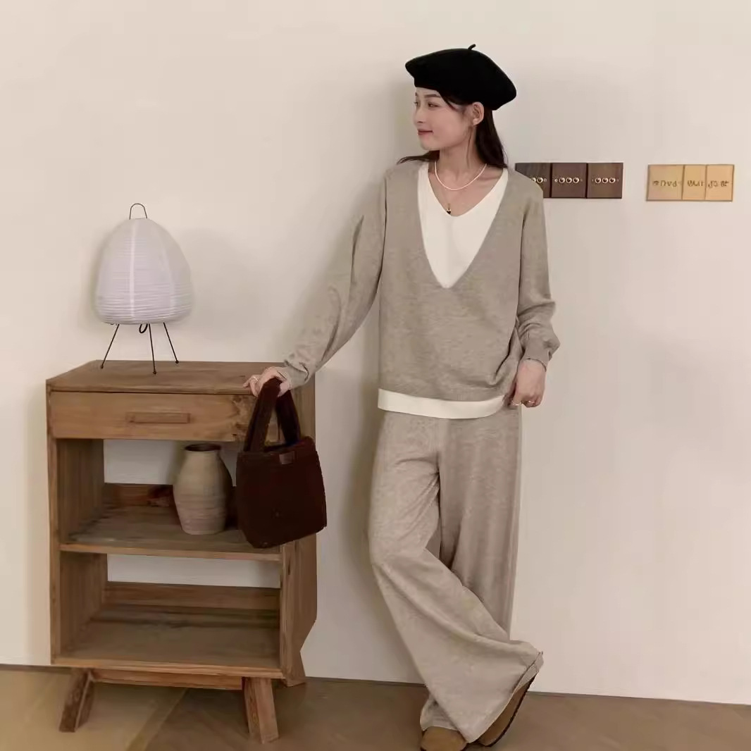 Damenbekleidung Herbst neuer Retro-Zweiteiler mit V-Ausschnitt, modischer Strickpullover, Oberteil mit lockerer Hose mit weitem Bein, lässiger zweiteiliger Anzug für Frauen_voghion.com