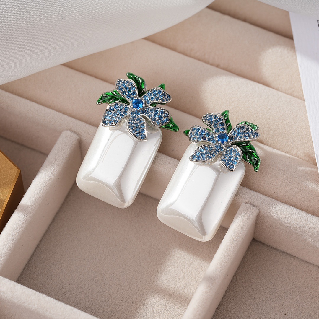 capacious geometric square beads