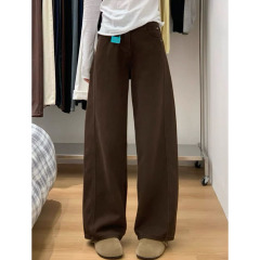 カレー色の曲がりくねったナイフのジーパンの女性の秋冬の高腰はやせています。